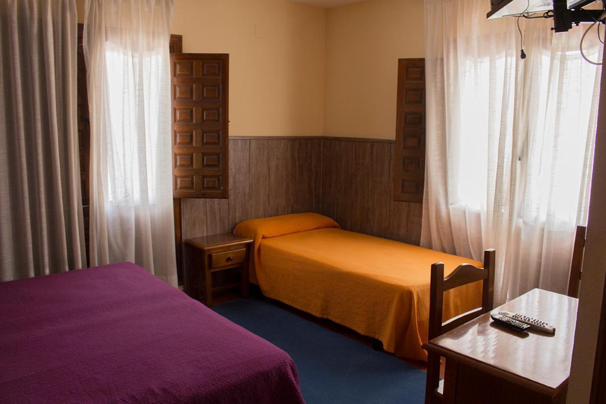 Hostal Del Tajo Peralejos de las Truchas Bagian luar foto