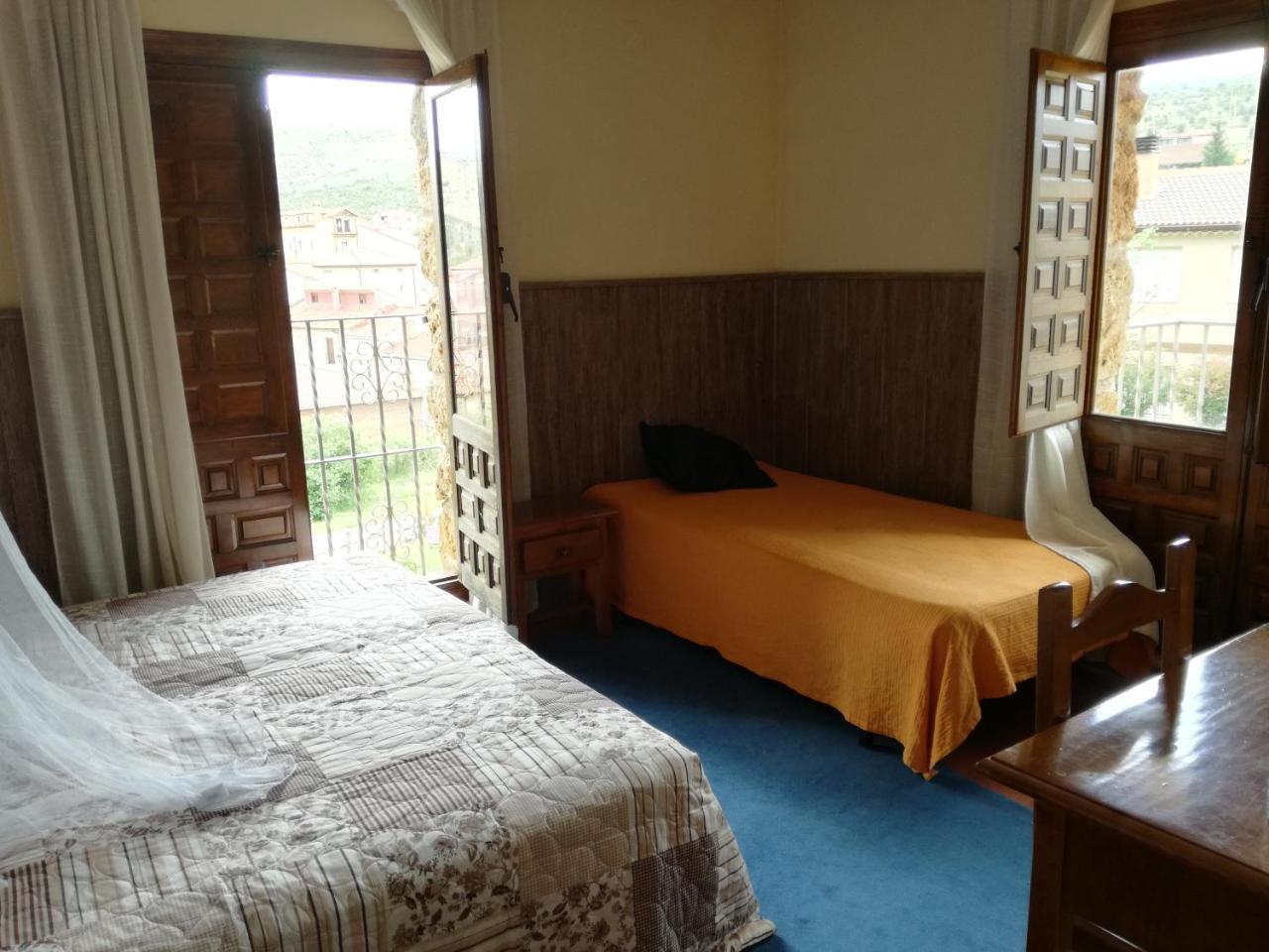 Hostal Del Tajo Peralejos de las Truchas Bagian luar foto