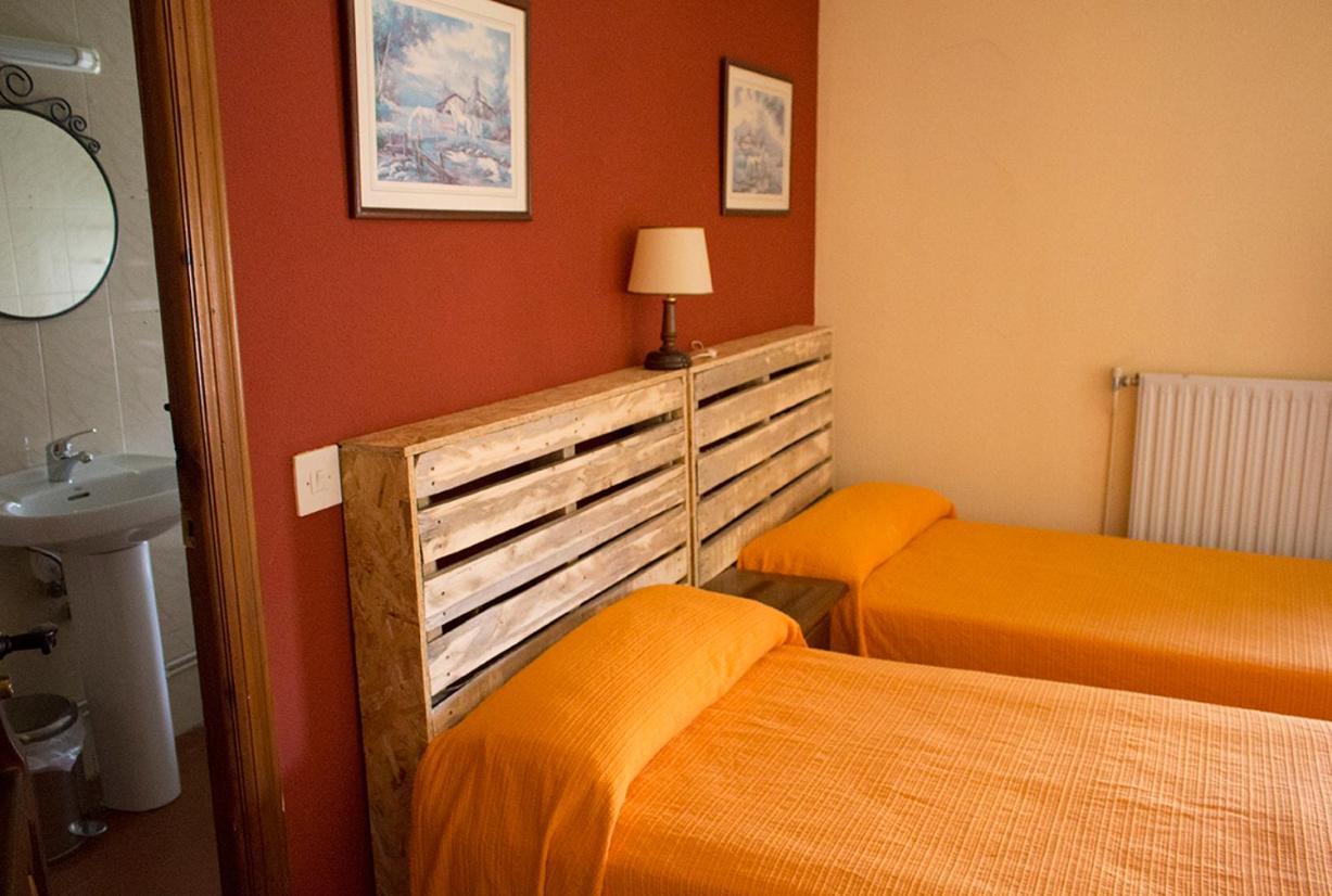 Hostal Del Tajo Peralejos de las Truchas Bagian luar foto